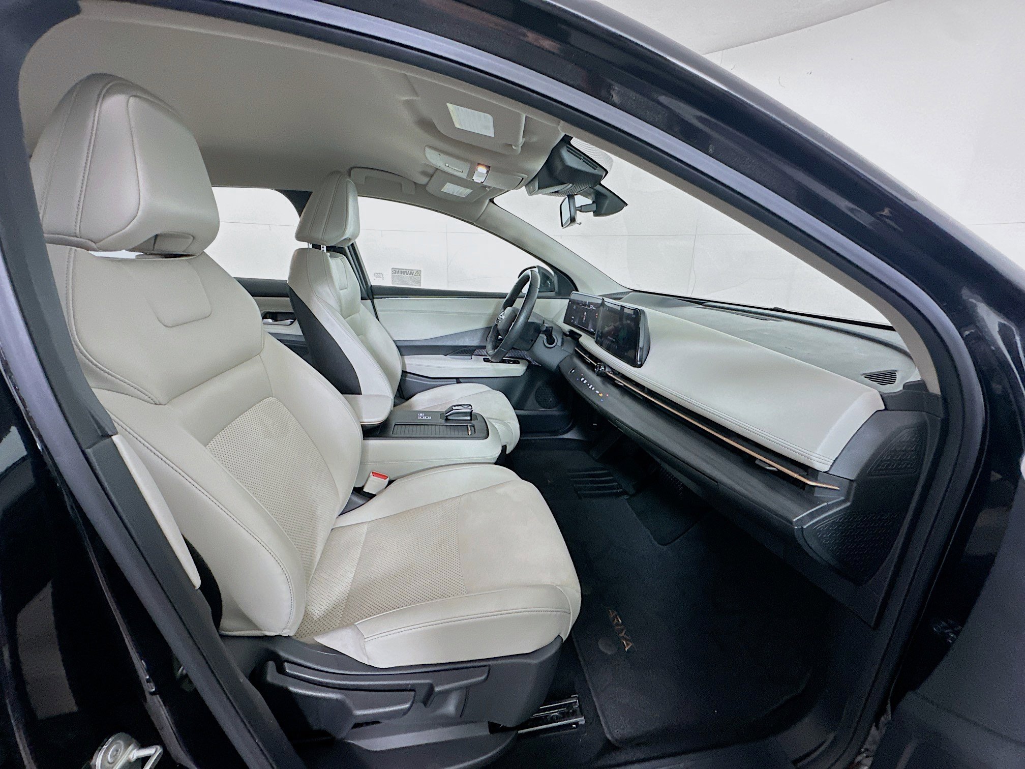 Used 2024 Nissan Ariya FWD image 30