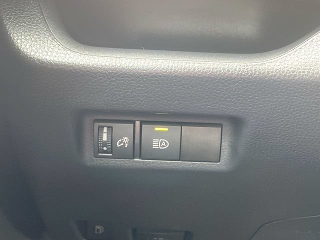 Used 2025 Toyota RAV4 LE AWD/4WD image 16