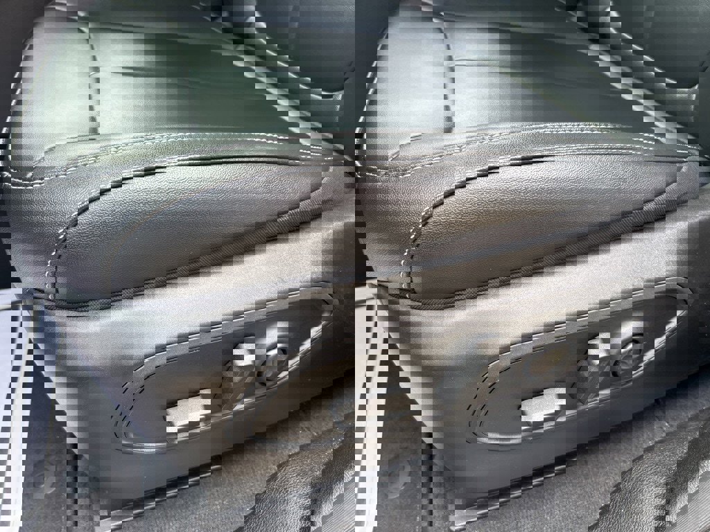 Used 2024 Jeep Grand Cherokee Limited w/ Black Appearance Package image 21