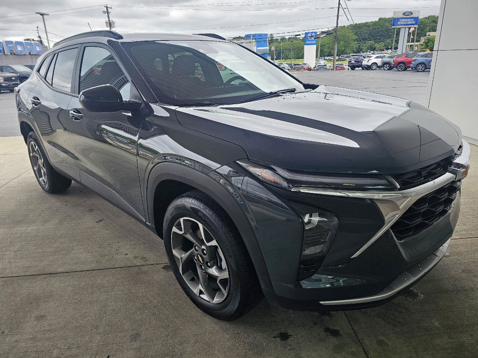 Used 2025 Chevrolet Trax LT w/ LT Convenience Package FWD image 7