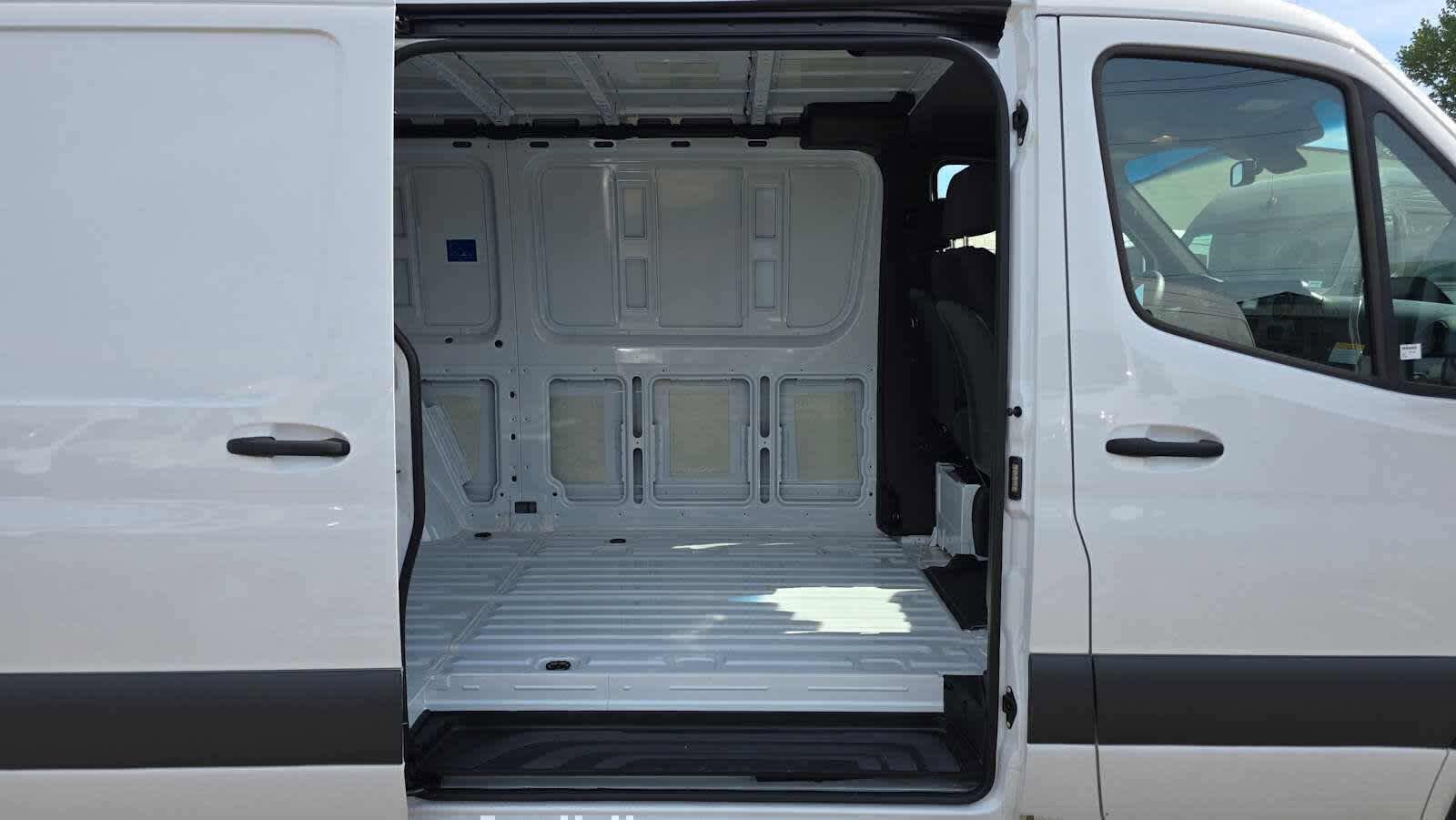 Used 2025 Mercedes-Benz Sprinter 2500 image 14