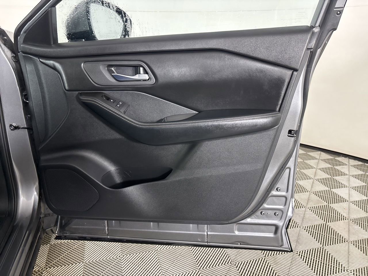 Used 2025 Nissan Rogue SV image 25