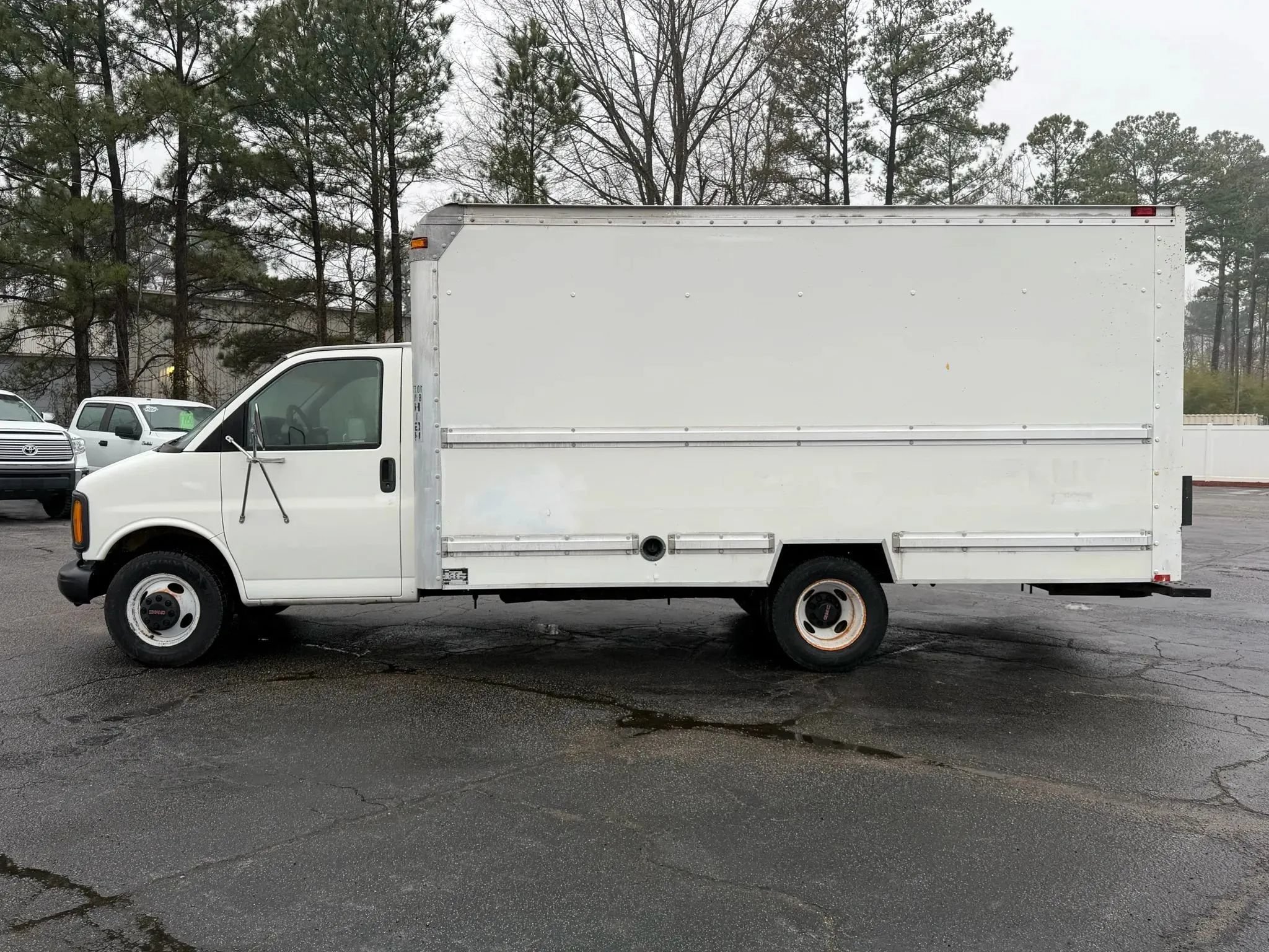 Used 2000 GMC Savana 3500 RWD image 10
