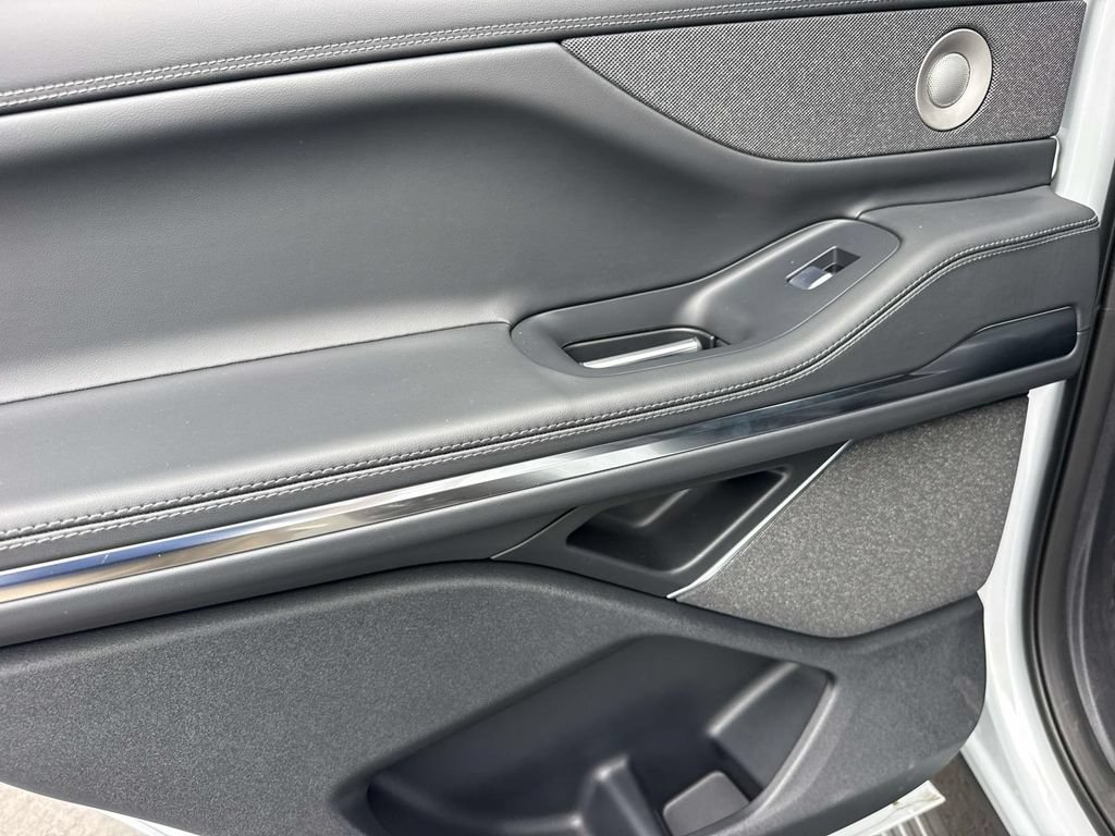 New 2025 Lincoln Navigator Reserve AWD/4WD image 8