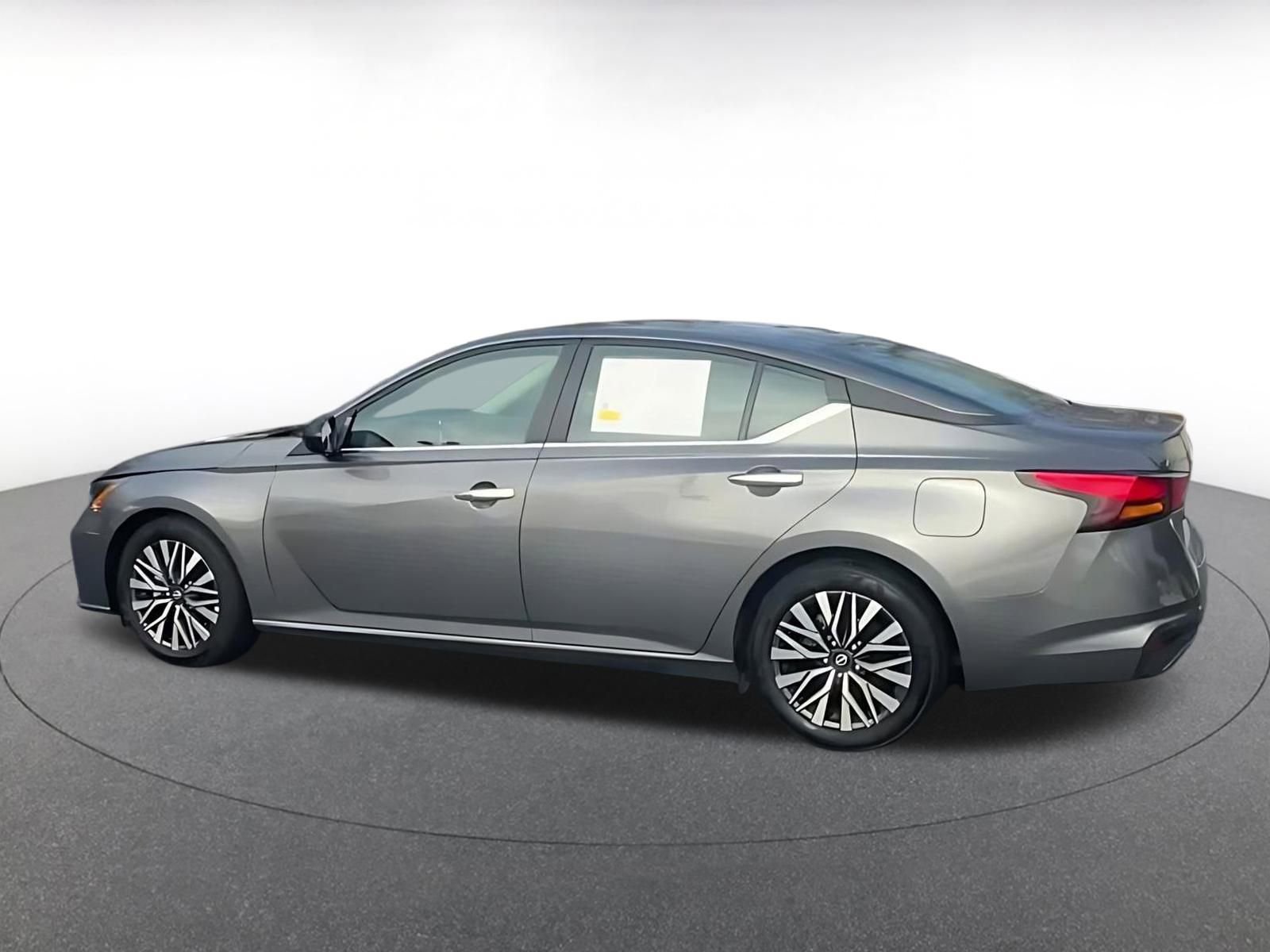 Used 2025 Nissan Altima 2.5 SV image 9