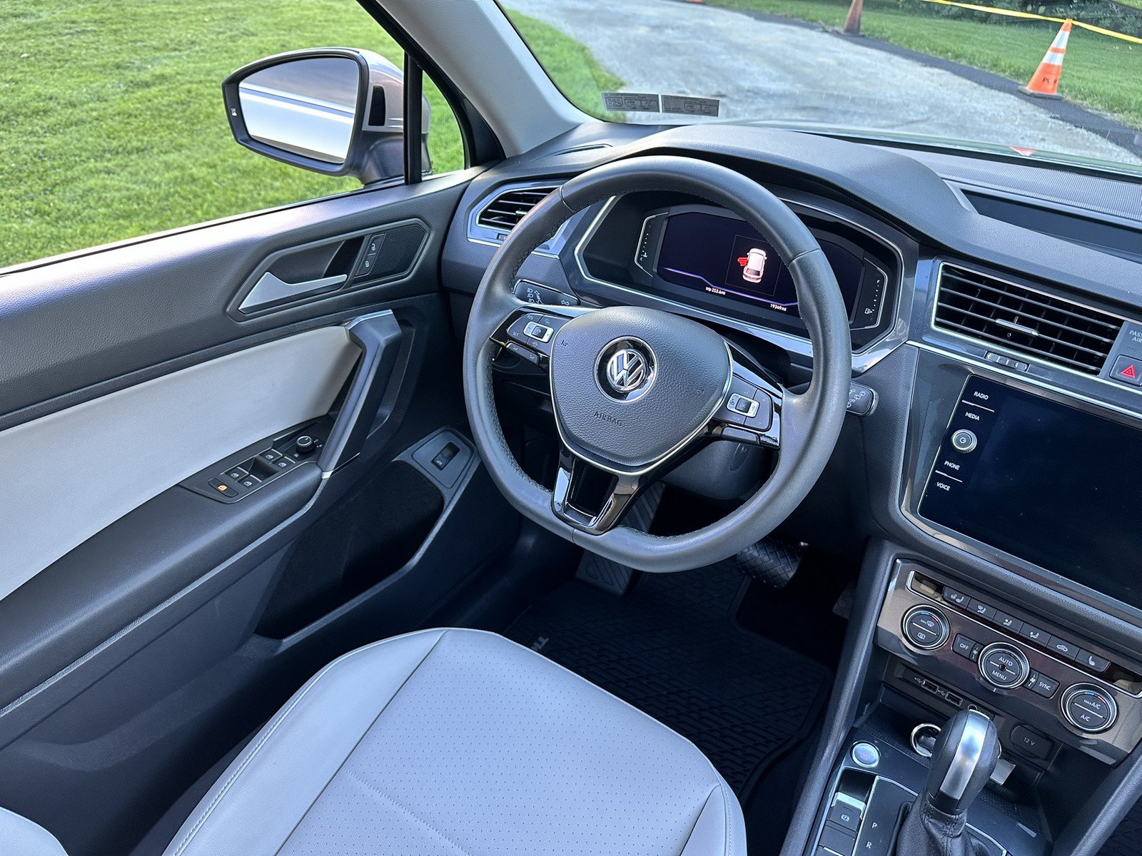 Used 2020 Volkswagen Tiguan SEL AWD/4WD image 13