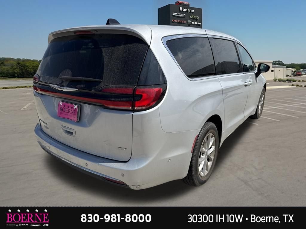 Used 2024 Chrysler Pacifica Touring-L AWD/4WD image 12