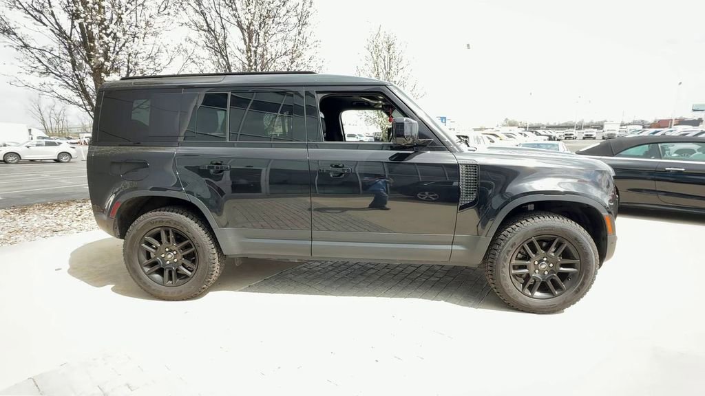 Used 2025 Land Rover Defender 110 S image 9