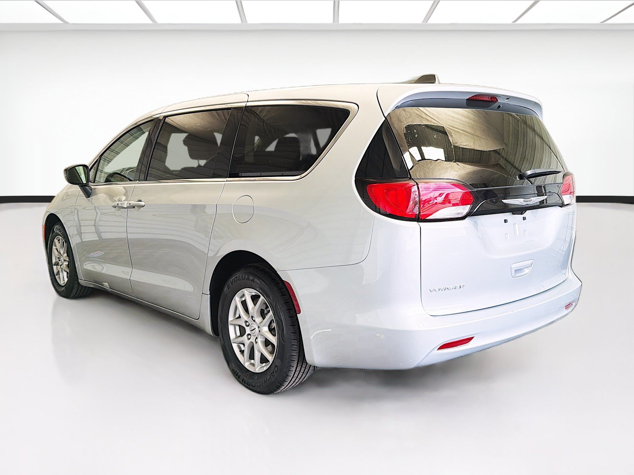 Used 2024 Chrysler Voyager LX FWD image 6