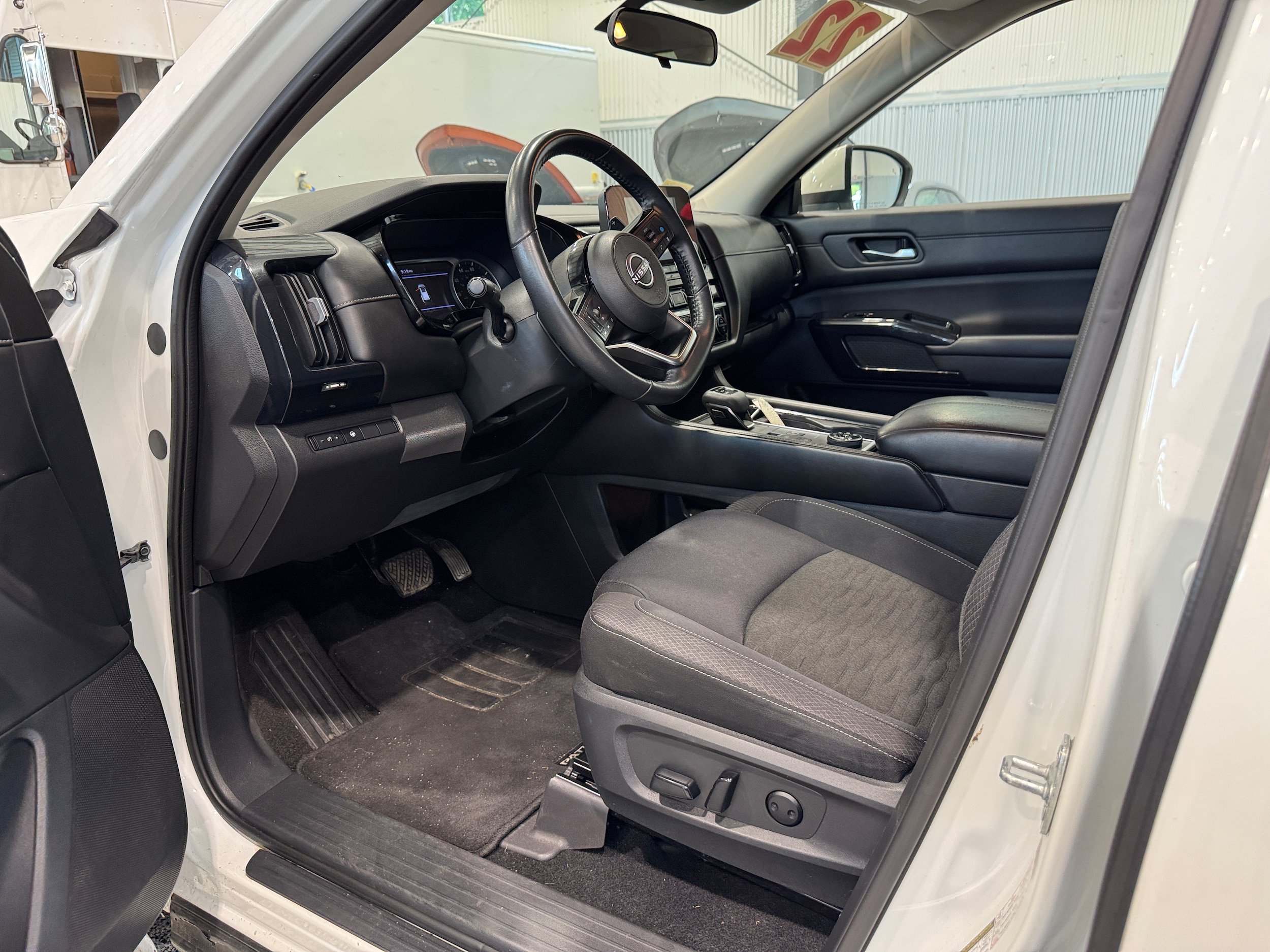 Used 2022 Nissan Pathfinder SV AWD/4WD image 15