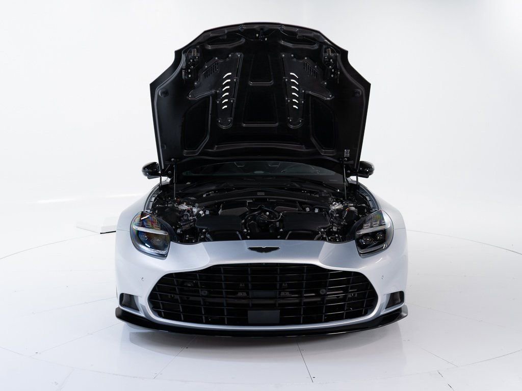 Used 2025 Aston Martin Vanquish RWD image 40