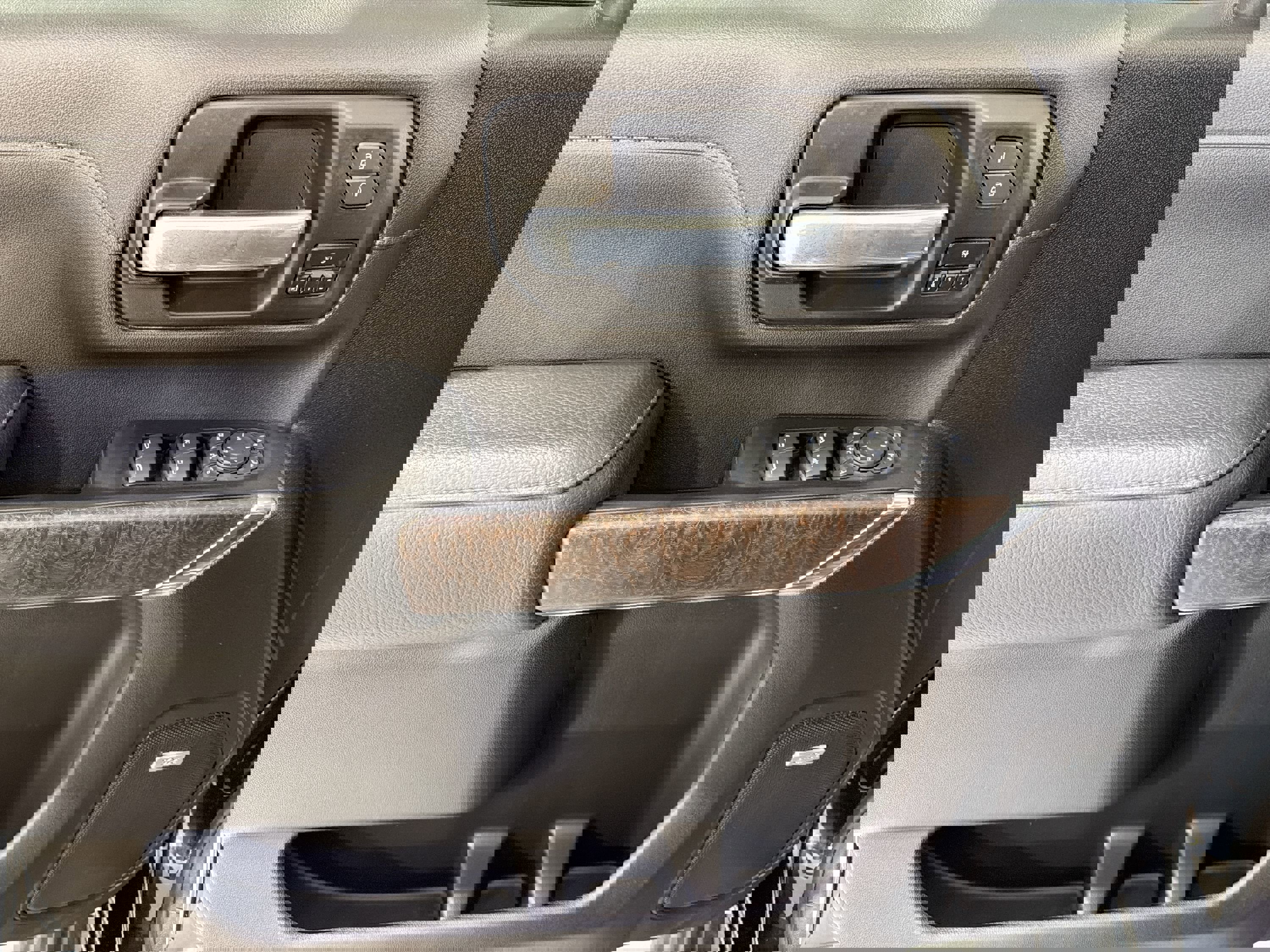 Used 2022 GMC Sierra 2500 Denali w/ Denali Black Diamond Edition image 12