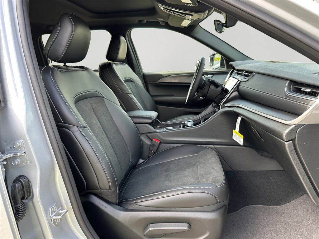 New 2025 Jeep Grand Cherokee Altitude image 12