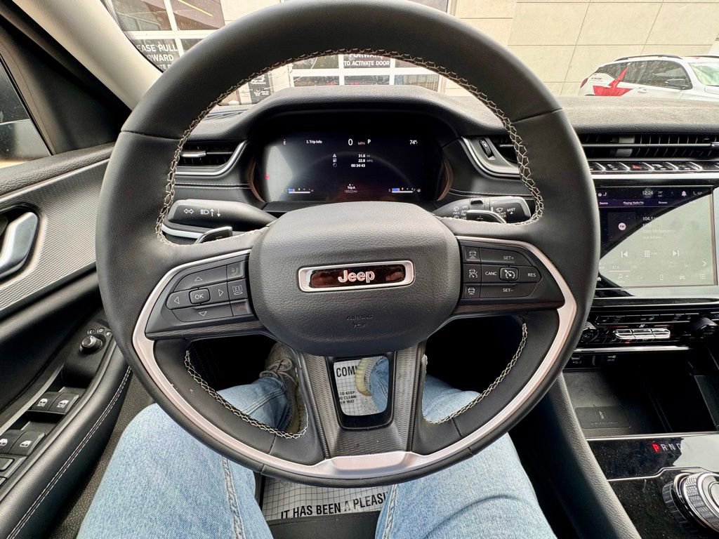 Used 2024 Jeep Grand Cherokee Laredo w/ Luxury Tech Group I image 12