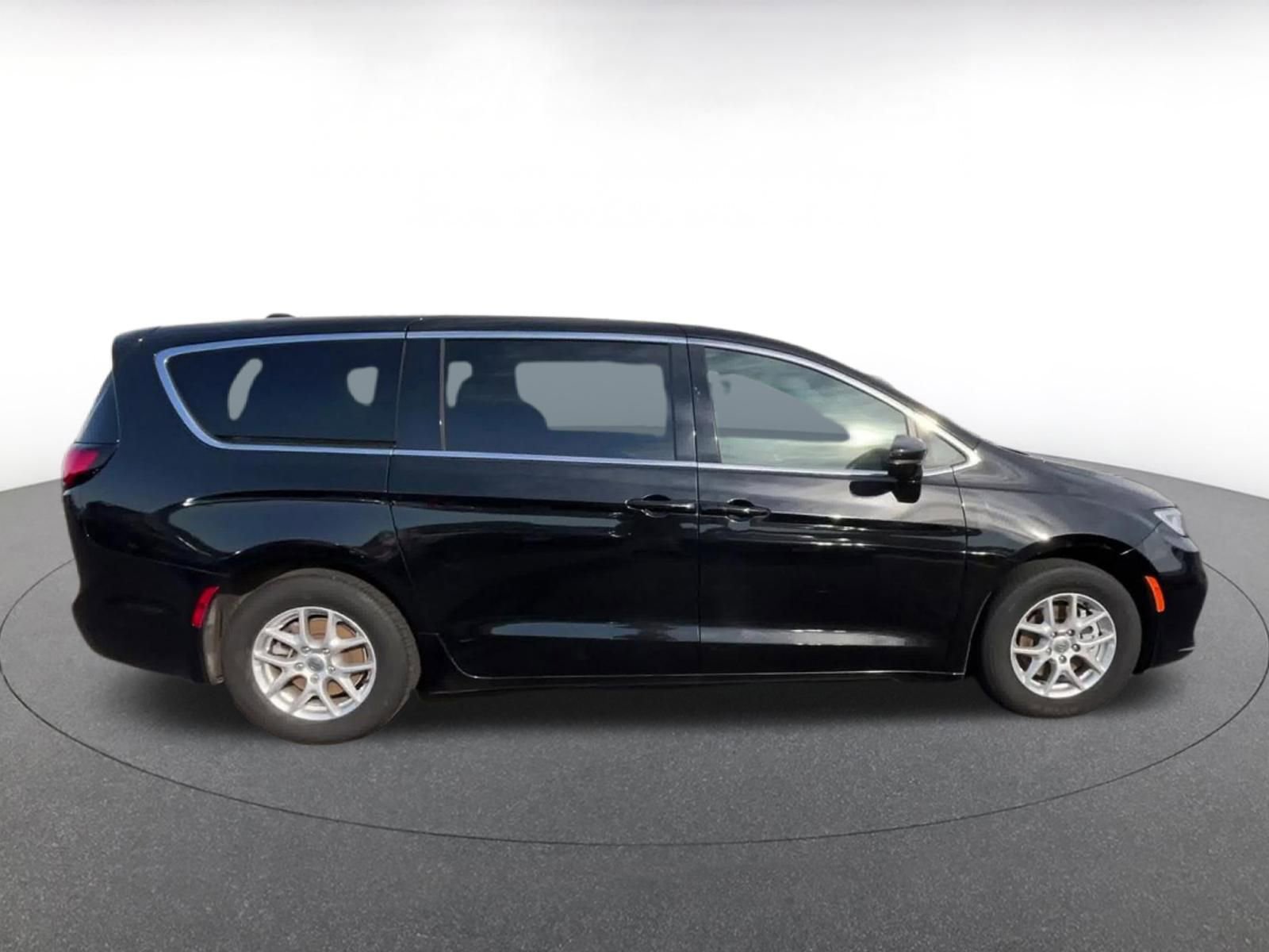 Used 2025 Chrysler Pacifica Select image 16