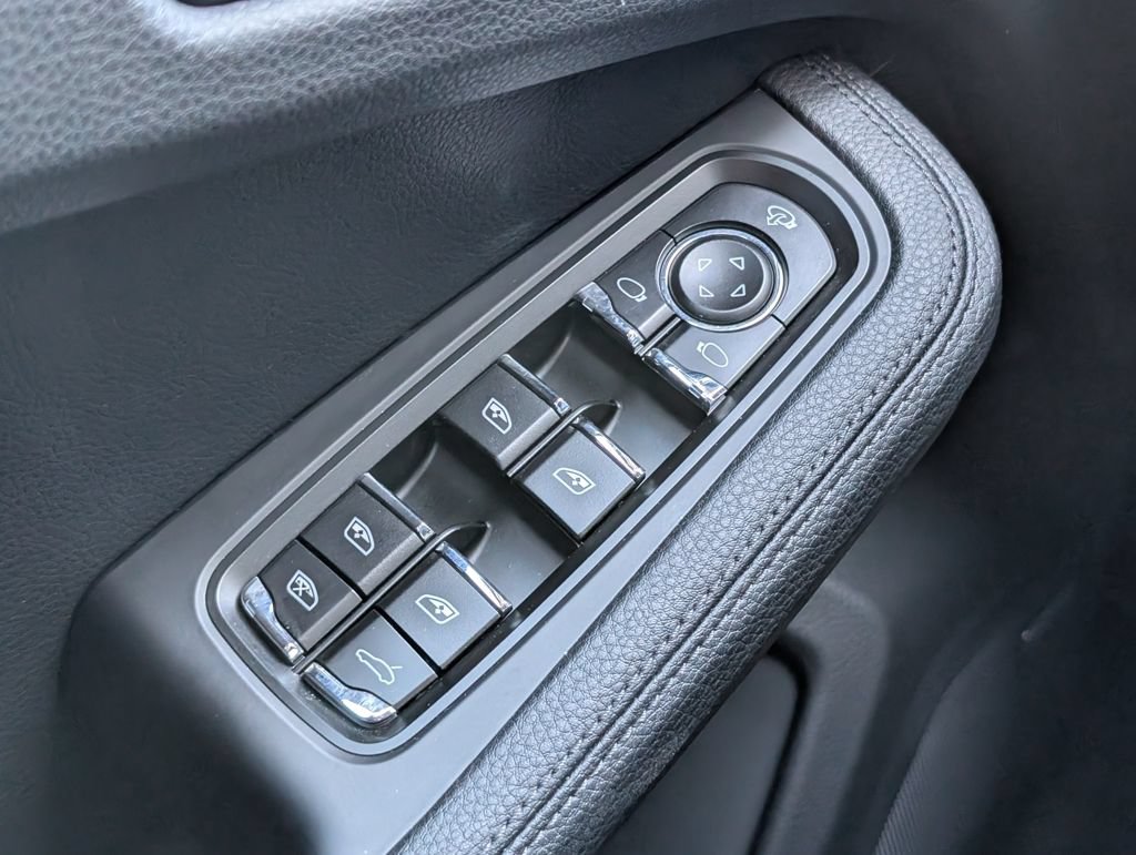 Certified 2025 Porsche Macan AWD/4WD image 23