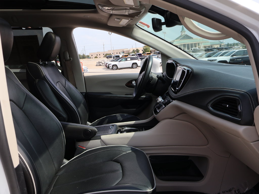 Used 2022 Chrysler Pacifica Limited FWD image 8