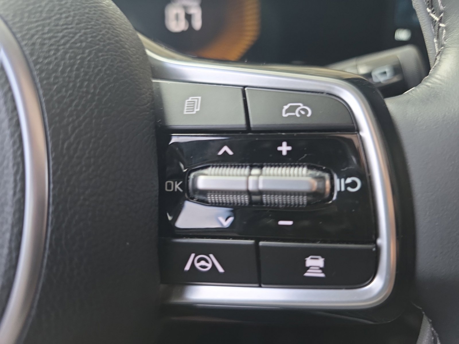 Certified 2024 Kia Sorento S w/ Panoramic Sunroof Package image 24