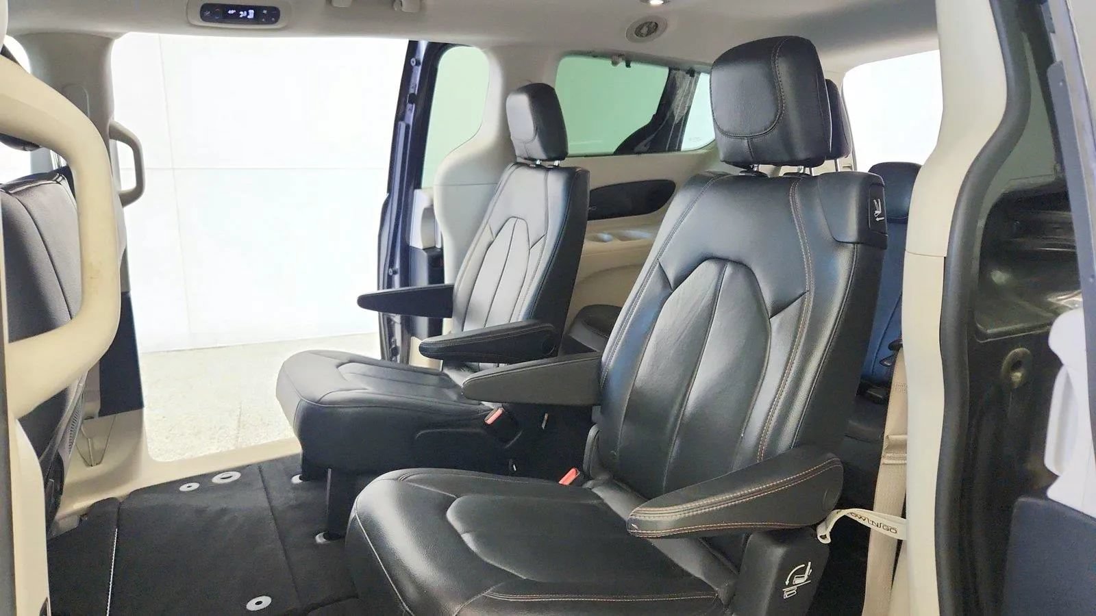 Used 2017 Chrysler Pacifica Touring-L FWD image 24