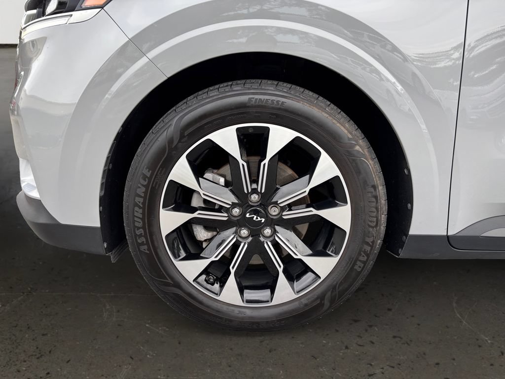 Used 2024 Kia Carnival EX FWD image 10