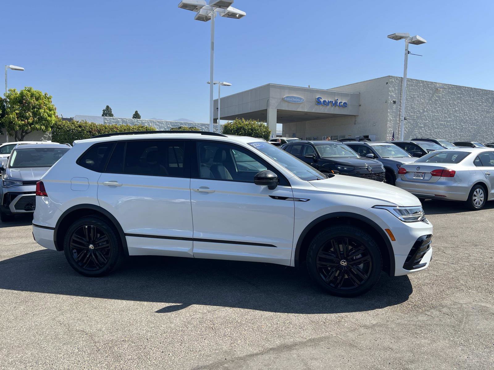 Certified 2022 Volkswagen Tiguan SE R-Line image 27