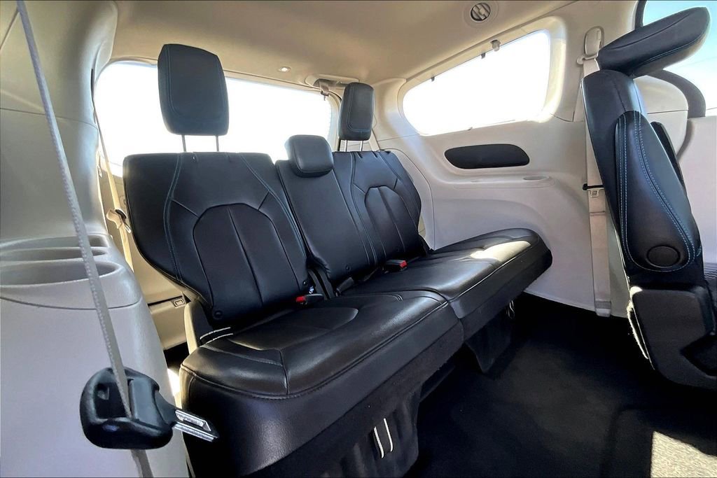 Used 2021 Chrysler Pacifica Touring-L image 39