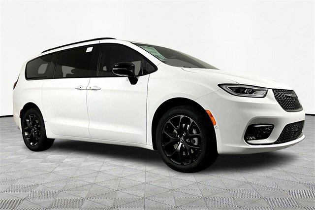 New 2026 Chrysler Pacifica Limited image 3