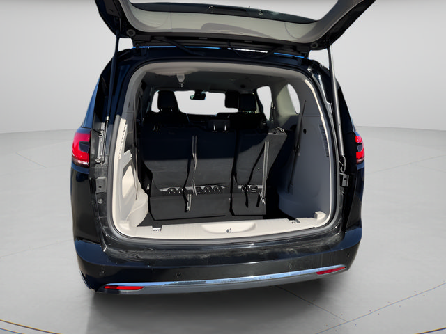 Used 2024 Chrysler Pacifica Touring-L FWD image 11