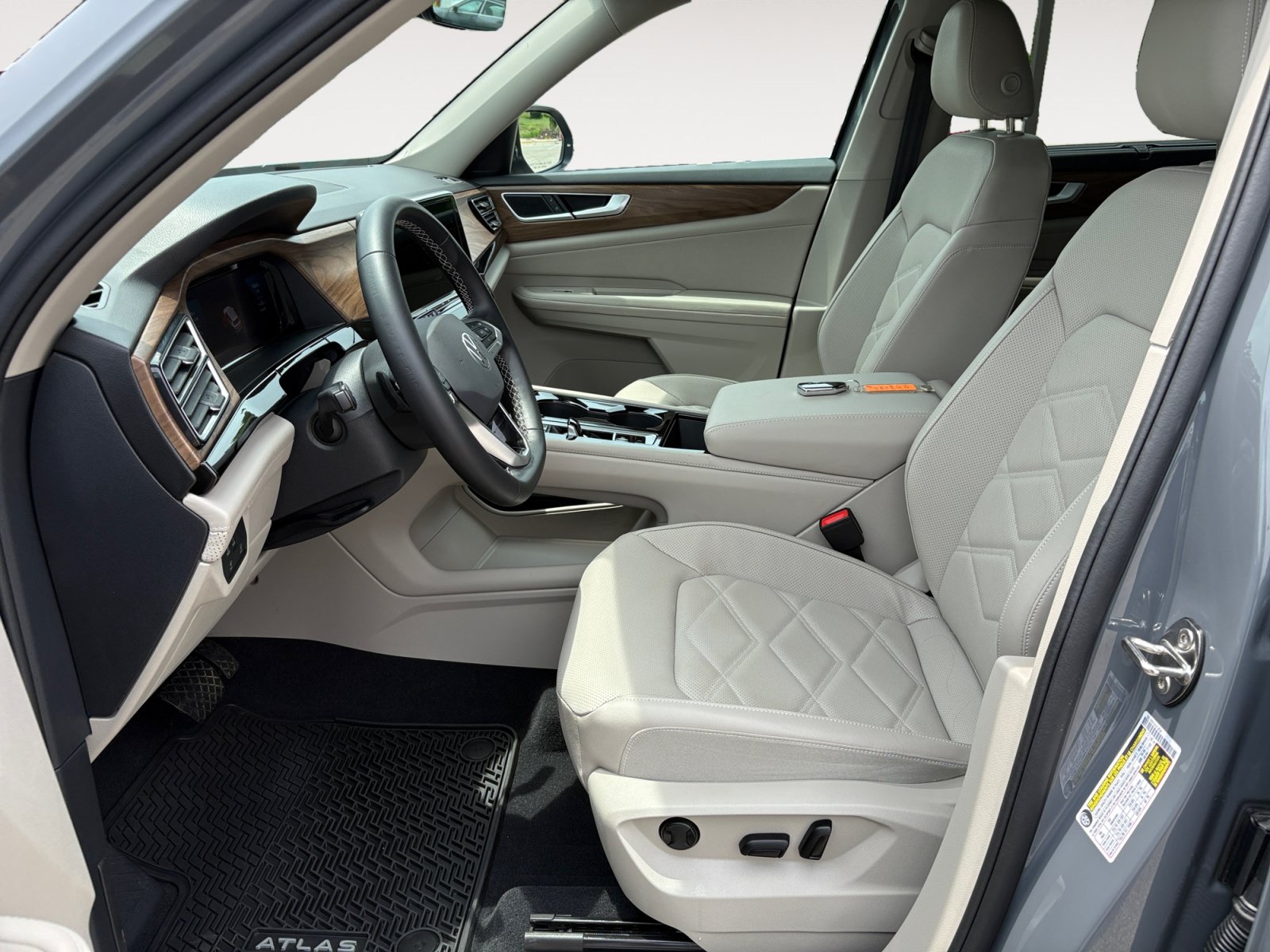 Certified 2025 Volkswagen Atlas SE FWD image 19
