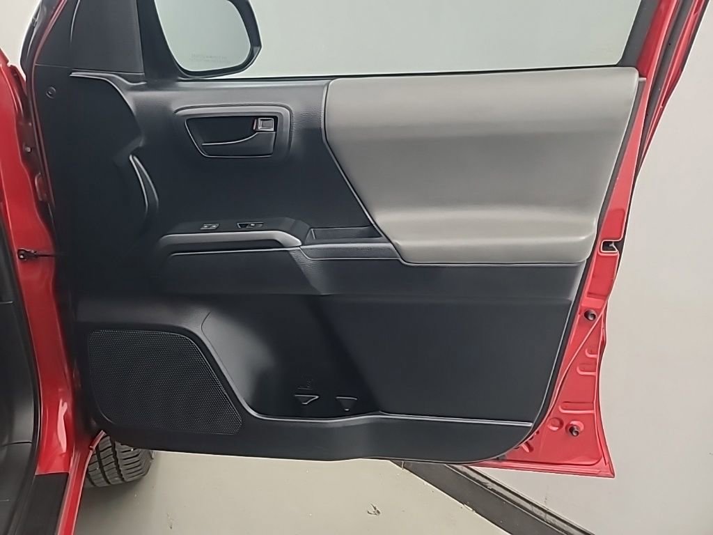 Used 2016 Toyota Tacoma SR image 13