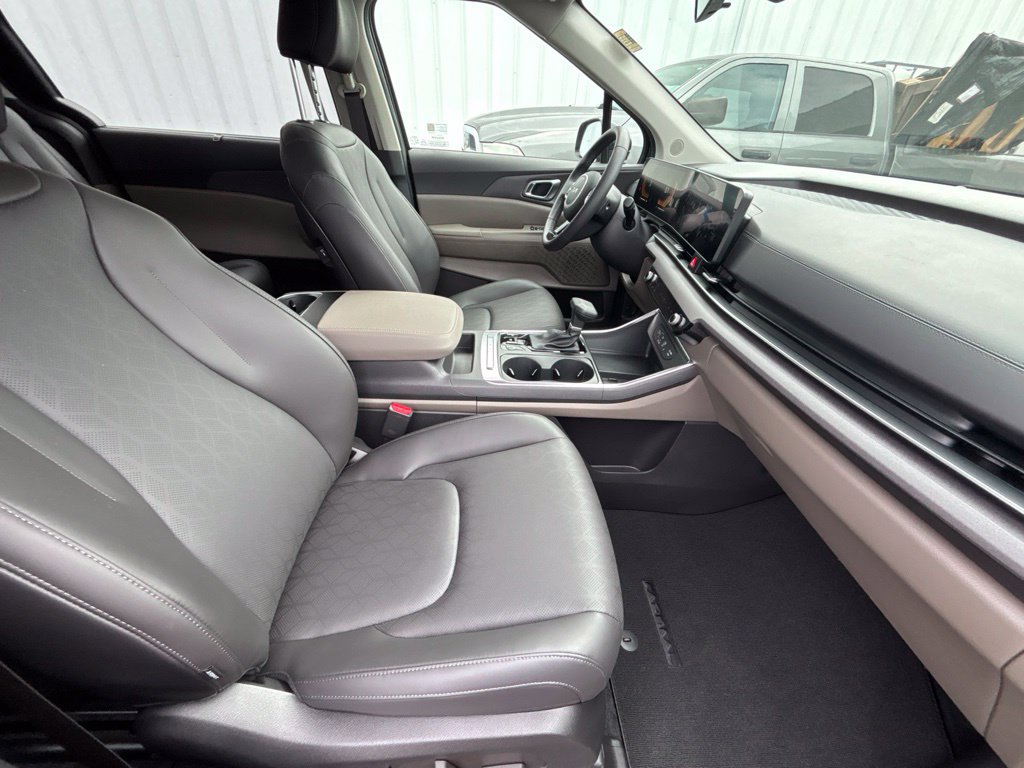 Certified 2026 Kia Carnival EX FWD image 24