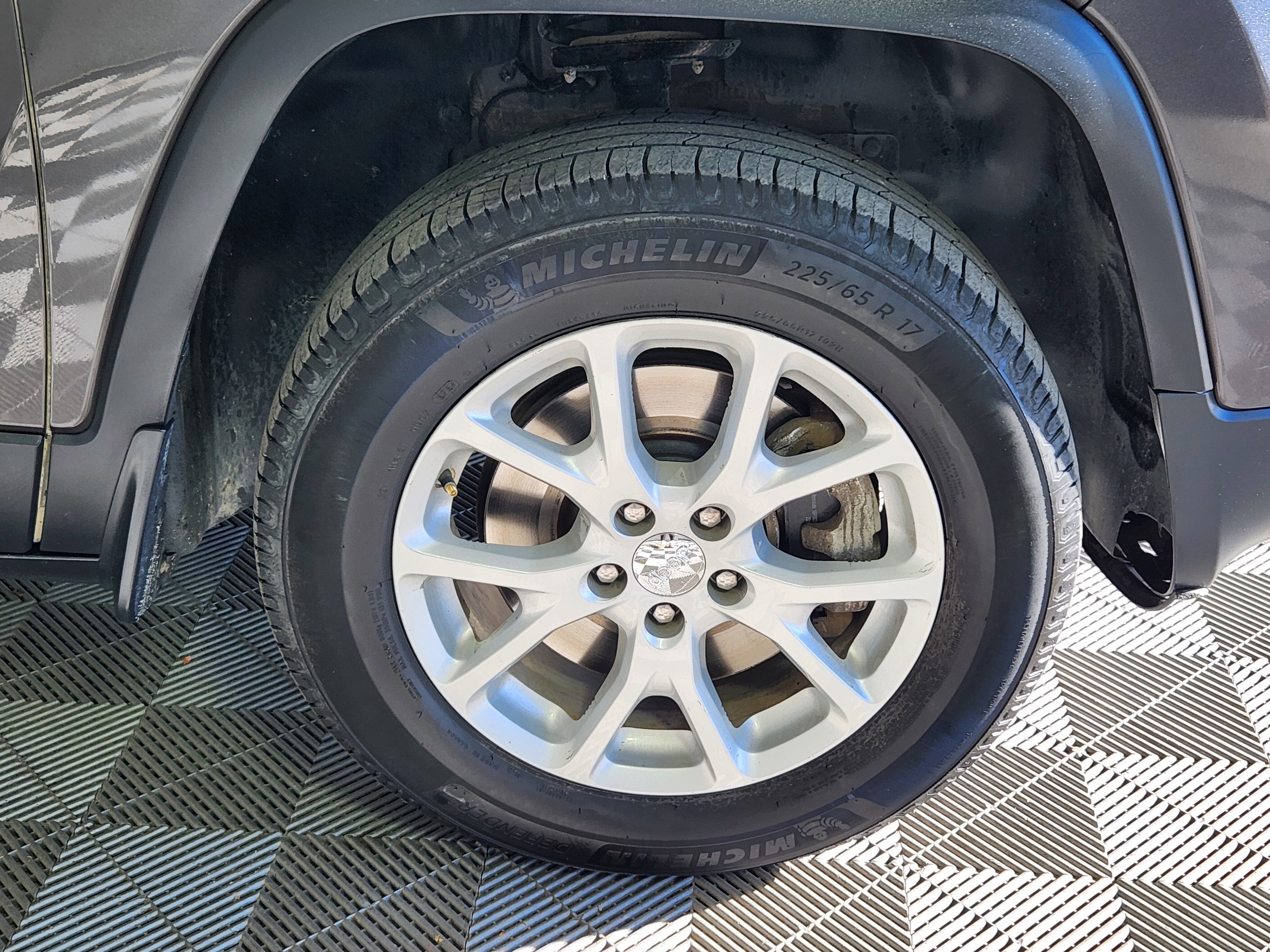 Used 2017 Jeep Cherokee Latitude w/ Comfort/Convenience Group image 9