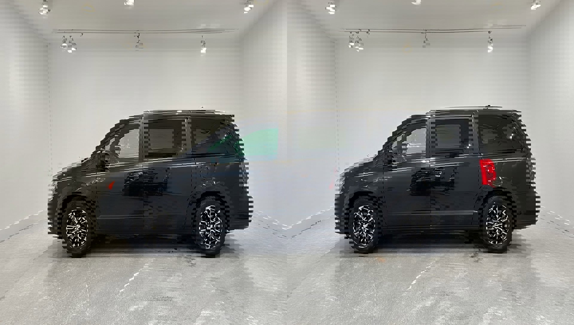 Used 2018 Dodge Grand Caravan GT image 4