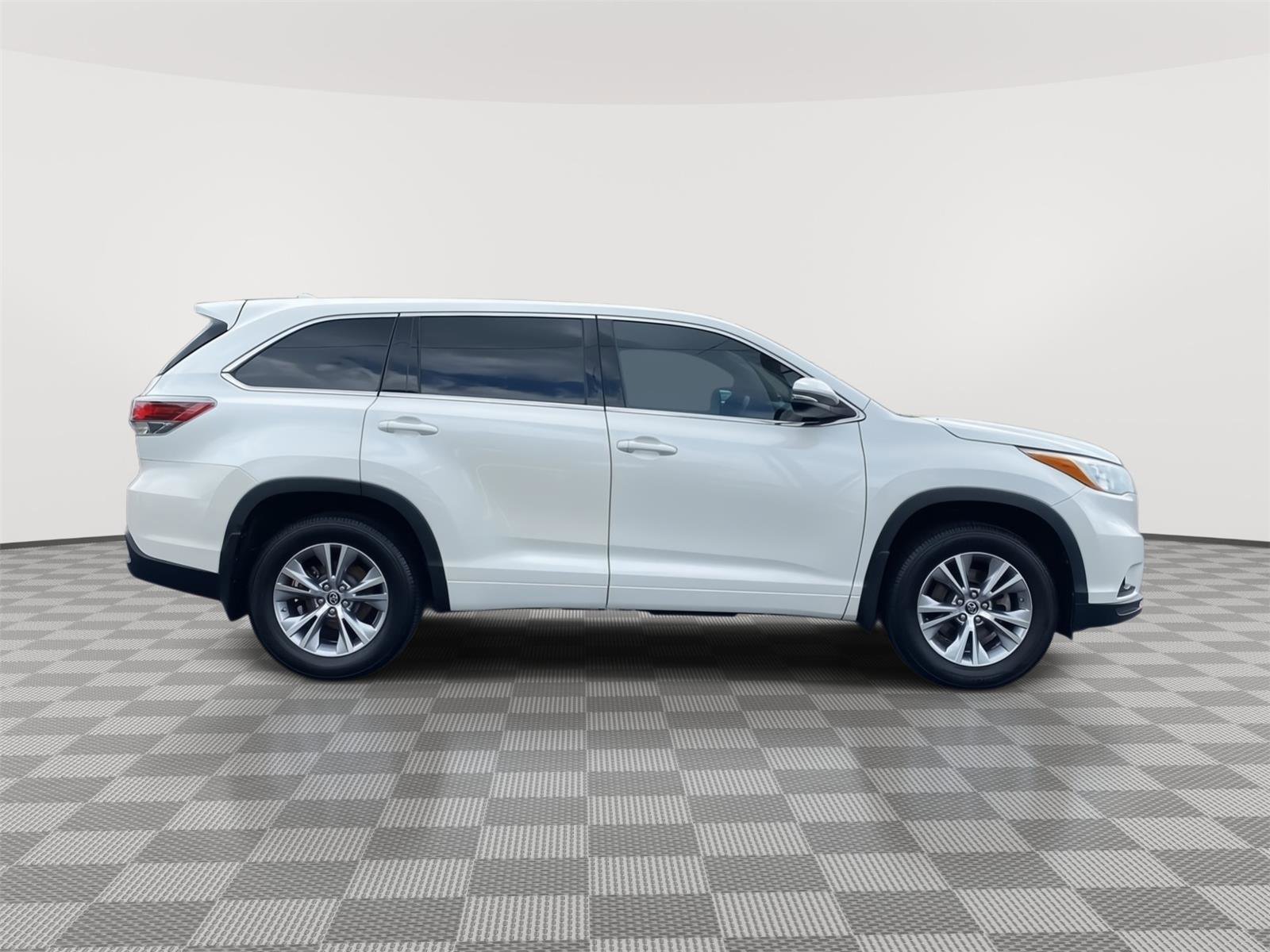 Used 2016 Toyota Highlander Plus FWD image 4