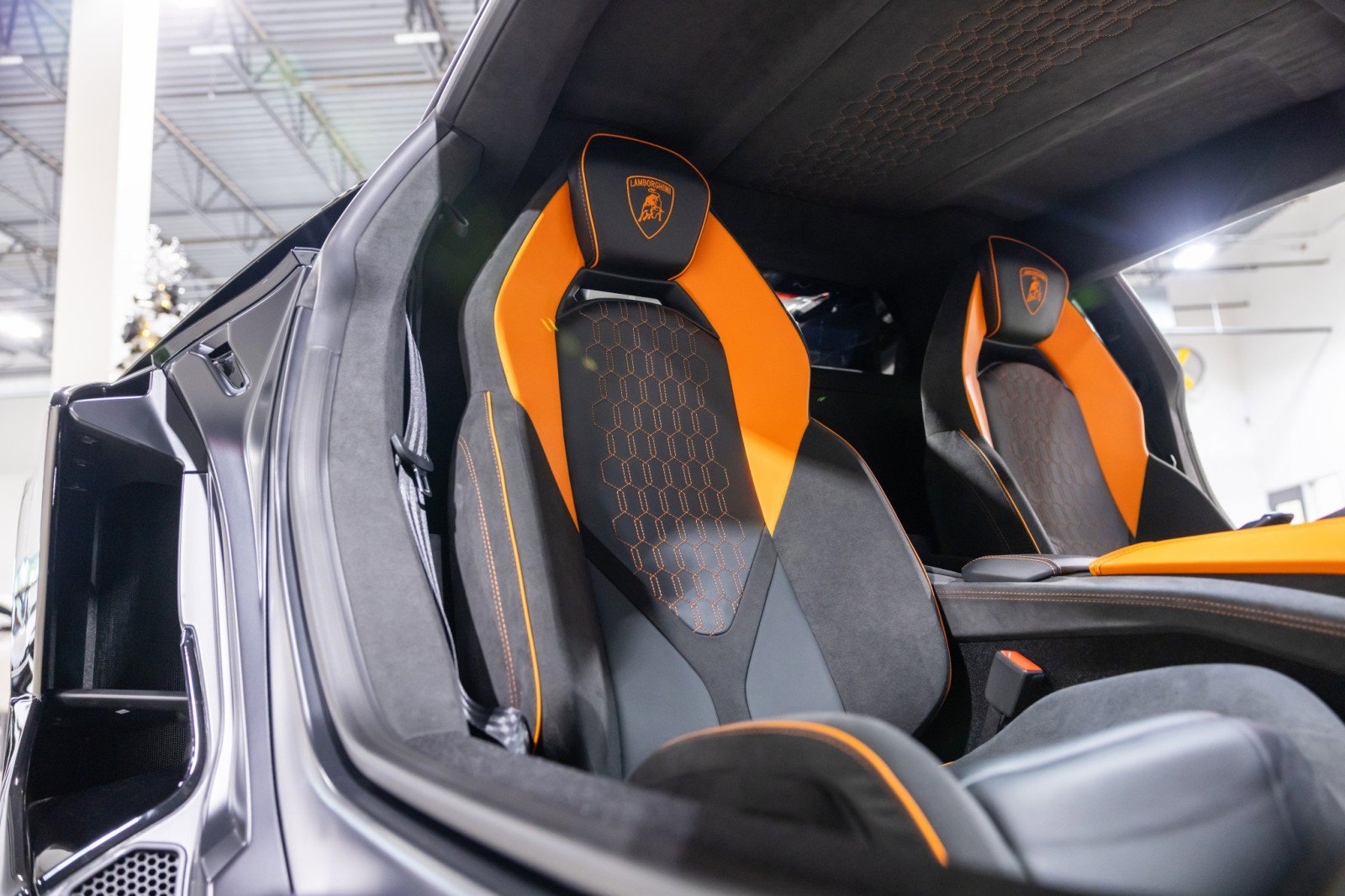 Used 2025 Lamborghini Revuelto image 36