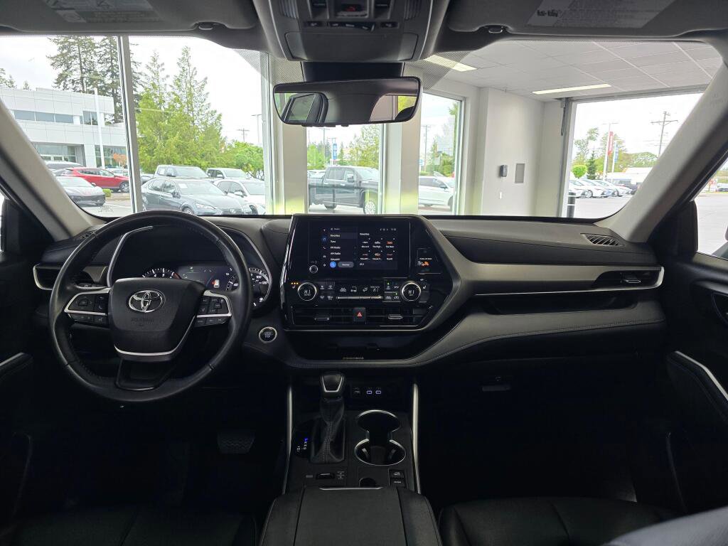 Used 2024 Toyota Highlander XLE AWD/4WD image 25