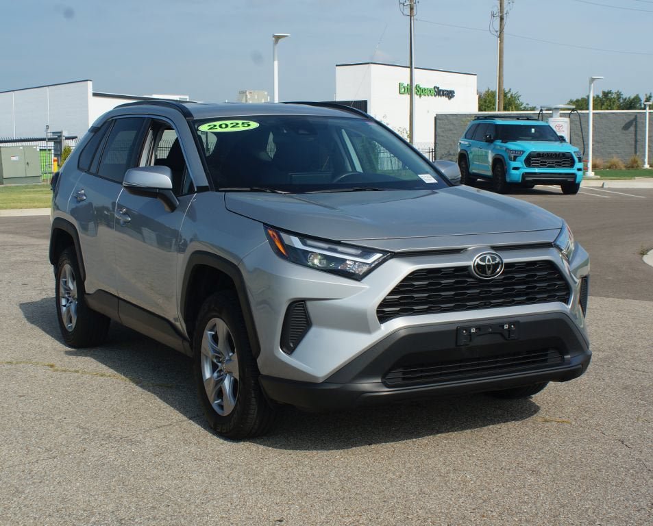 Used 2025 Toyota RAV4 XLE AWD/4WD image 2