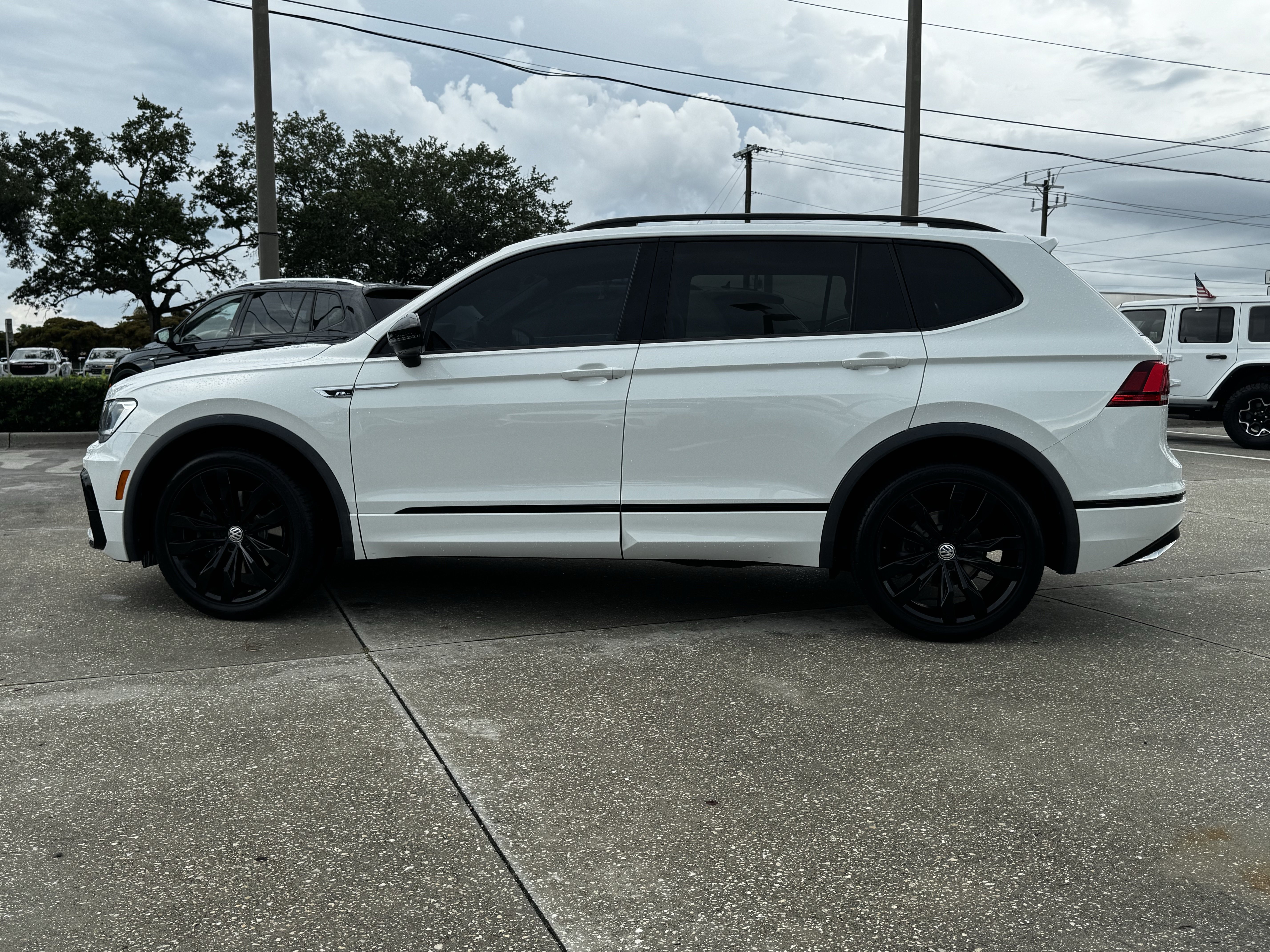 Used 2020 Volkswagen Tiguan SE R-Line FWD image 7