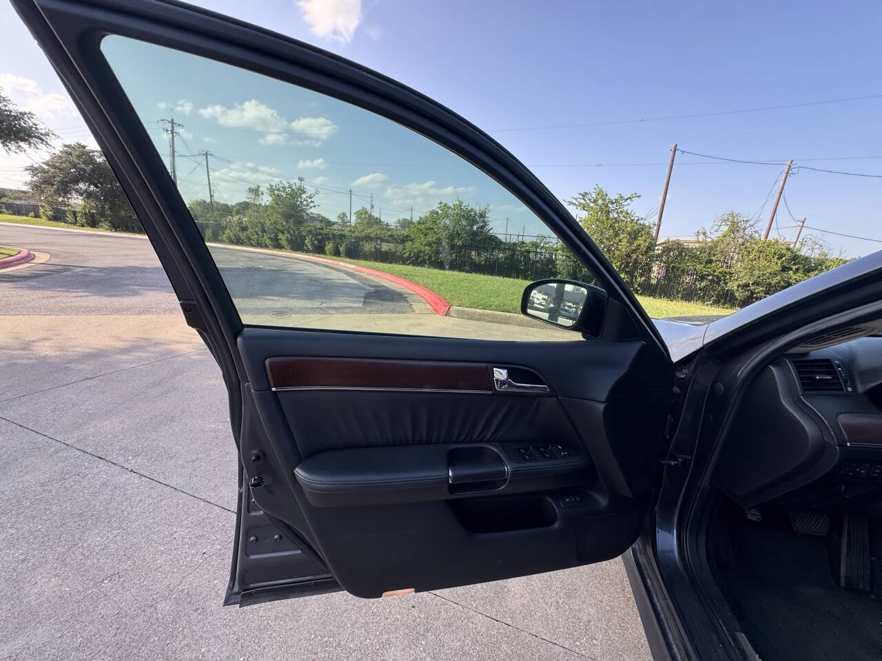 Used 2010 INFINITI M35 w/ Technology Pkg RWD image 23