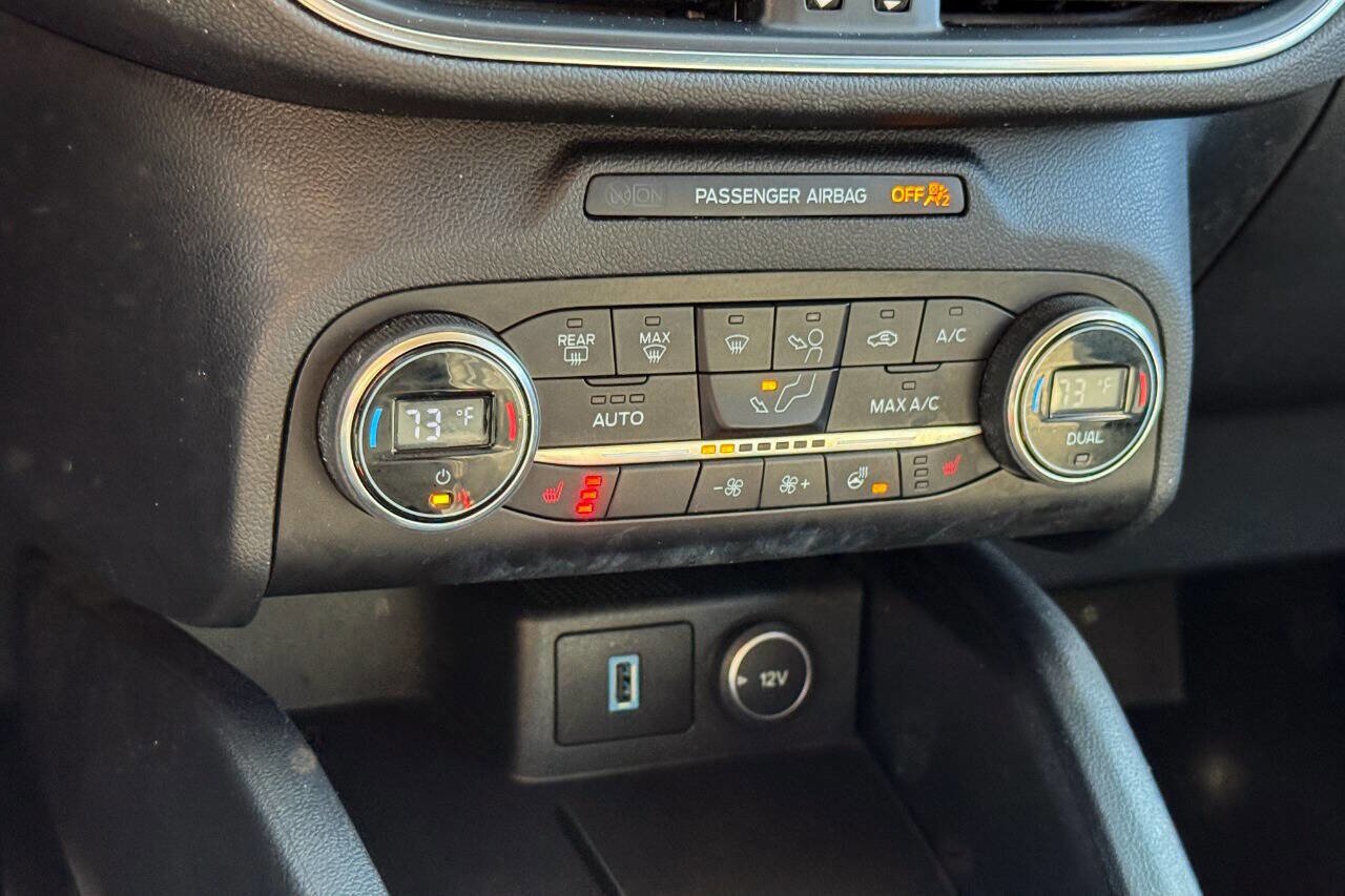 Used 2020 Ford Escape Titanium image 31