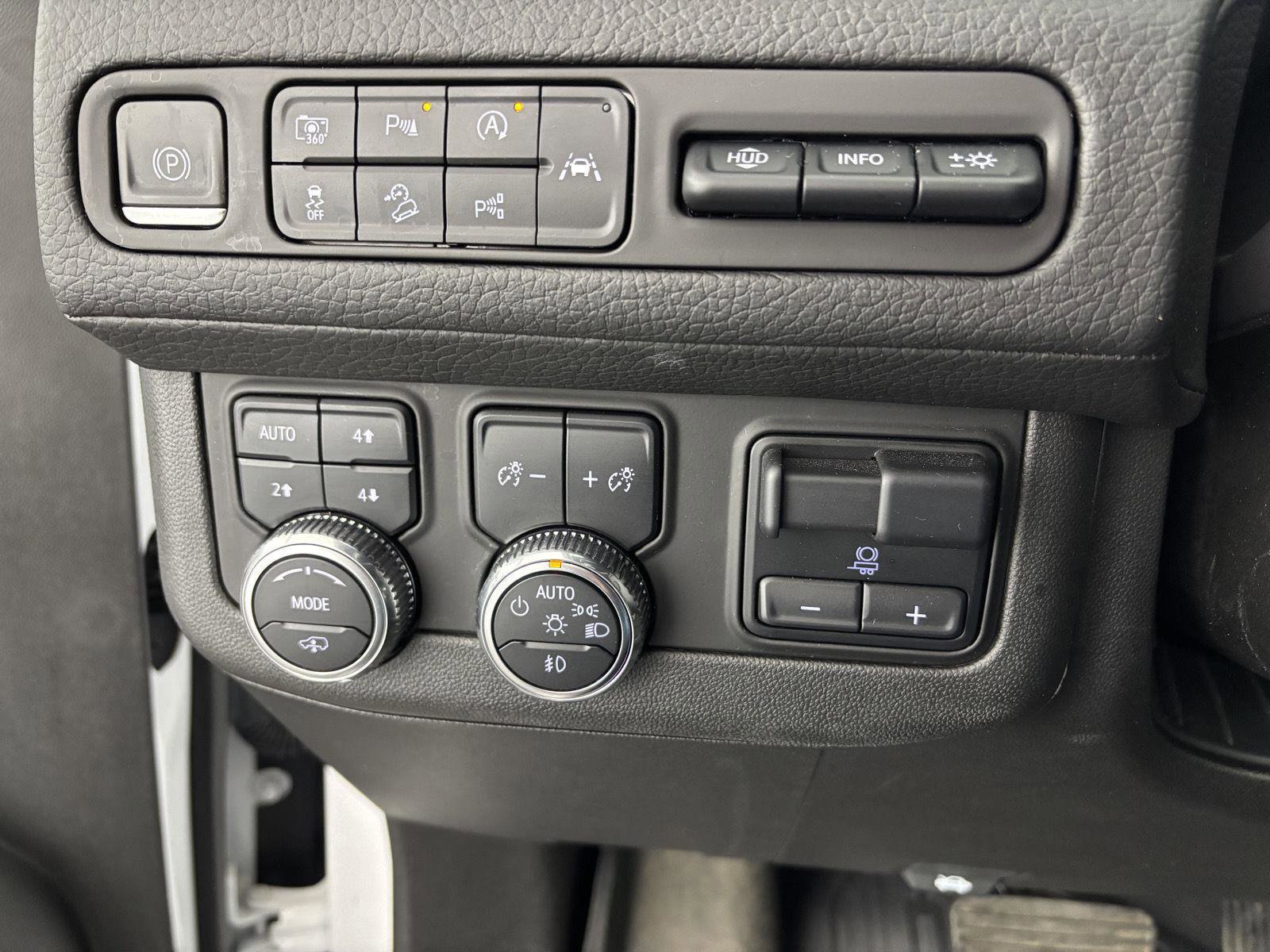 Used 2023 GMC Yukon Denali w/ Advanced Technology Package image 33