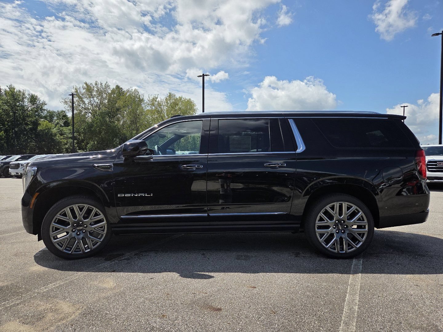New 2026 GMC Yukon XL Denali Ultimate w/ LPO, Floor Liner Package AWD/4WD image 17