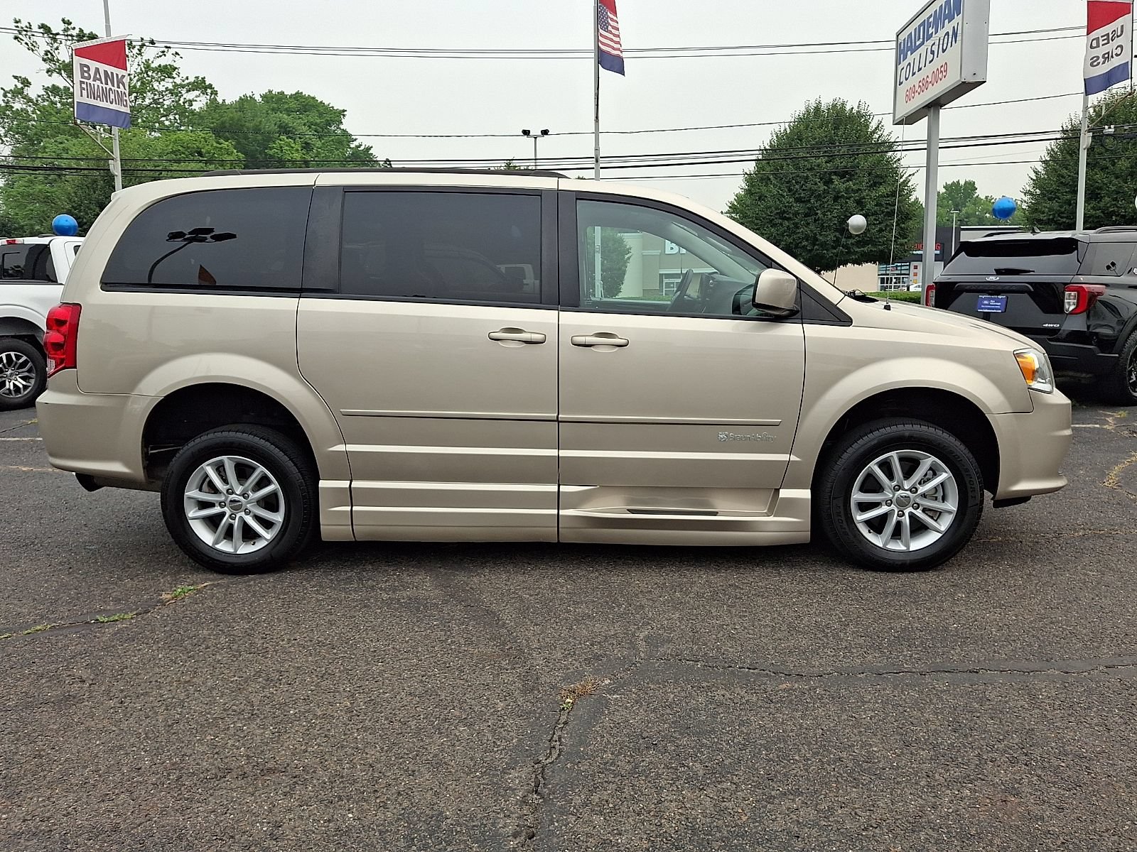 Used 2015 Dodge Grand Caravan SXT w/ Rear Park Assist Package FWD image 8