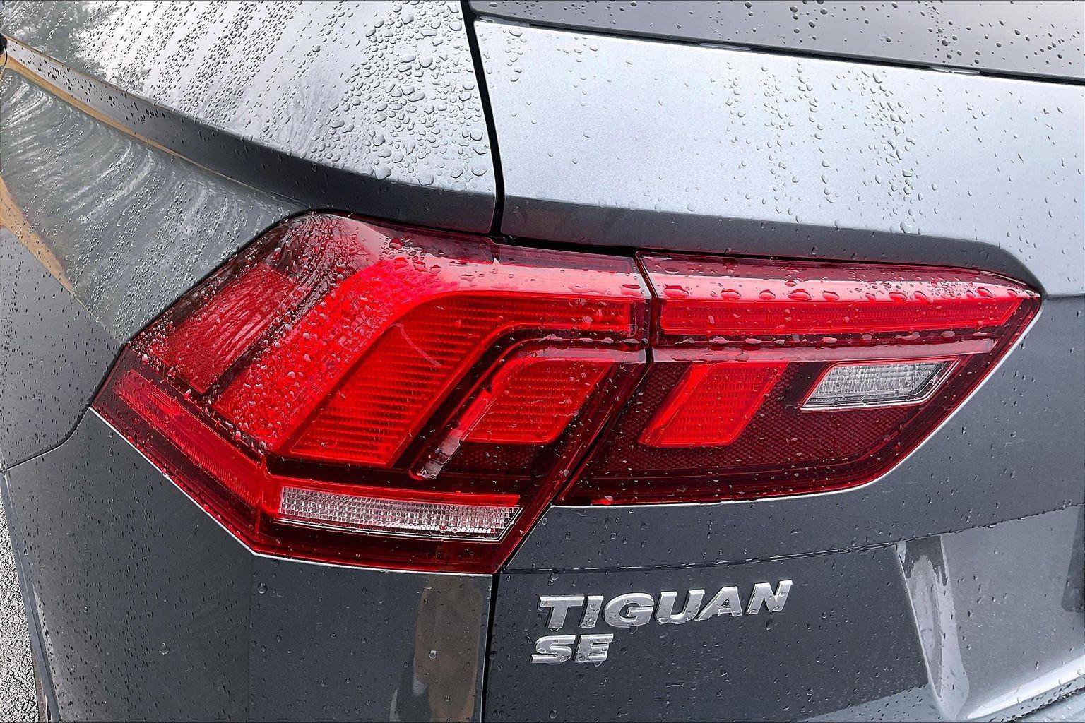 Used 2021 Volkswagen Tiguan SE w/ Panoramic Sunroof Package image 32