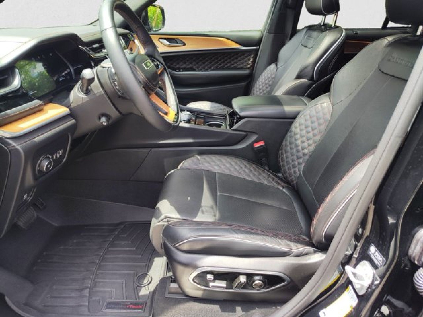 Used 2023 Jeep Grand Cherokee Summit AWD/4WD image 10