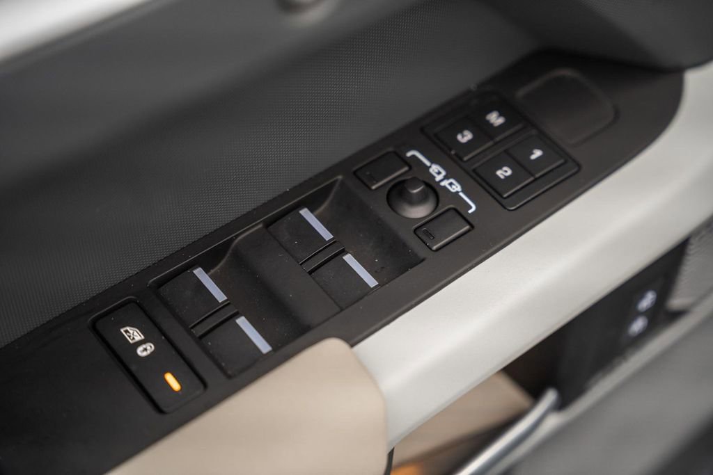 Used 2023 Land Rover Defender 130 X-Dynamic SE image 41