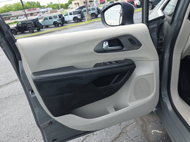 Used 2023 Chrysler Pacifica Touring-L FWD image 10