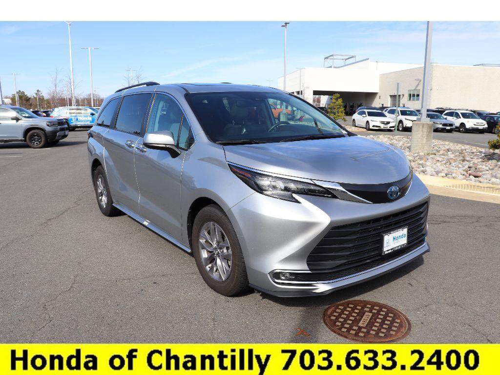 Used 2024 Toyota Sienna XLE image 1