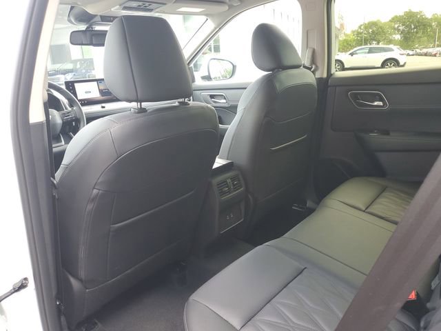 Used 2025 Nissan Rogue Platinum FWD image 9
