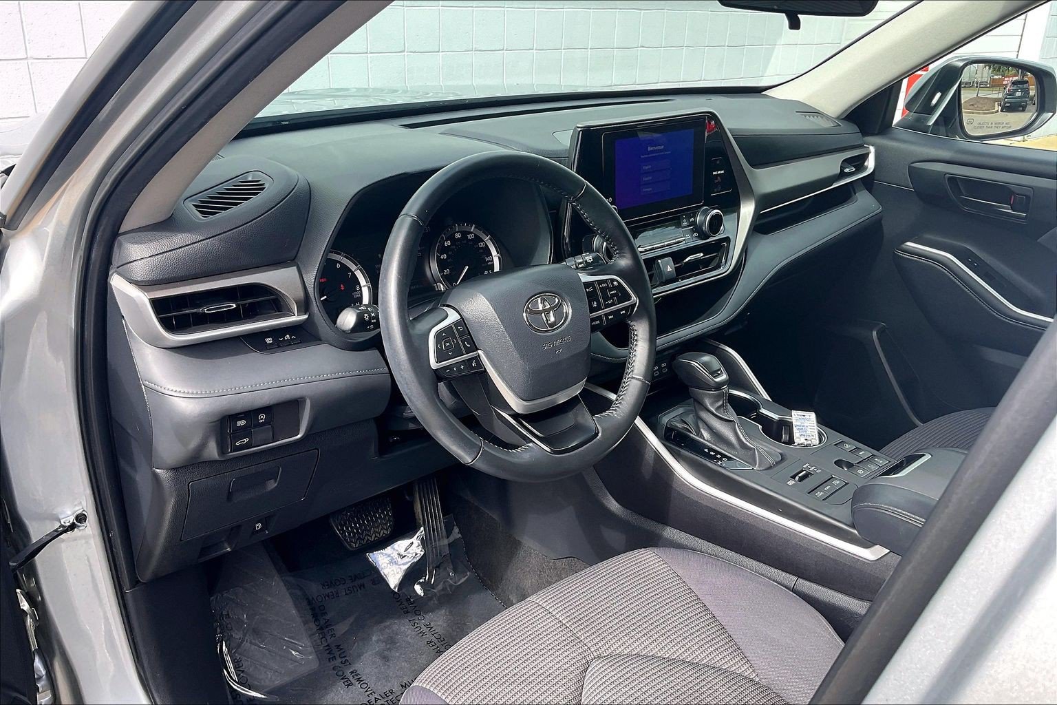 Used 2024 Toyota Highlander LE AWD/4WD image 18